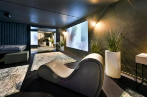 Jacuzzi Cinema loft